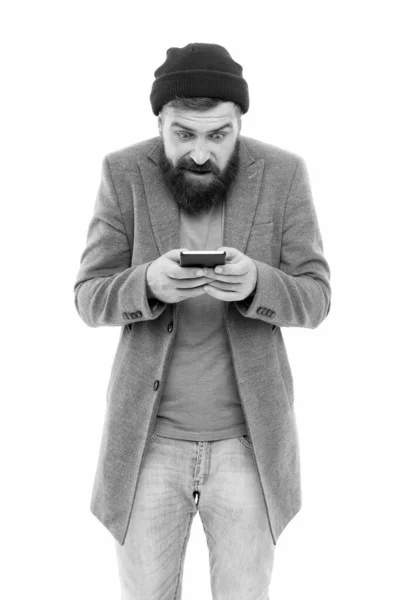 La vita moderna richiede gadget moderni. Concetto di dipendenza mobile. Il cellulare e 'sempre con me. Hipster uomo barbuto utilizzare smartphone. Navigazione su Internet social network con smartphone. Uomo con smartphone — Foto Stock