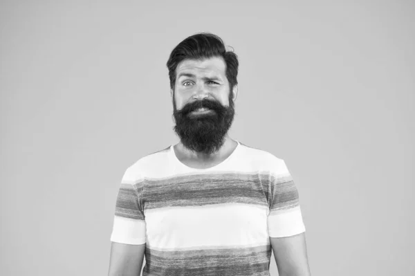 Junta-te à minha onda. O tipo vestiu uma camisa às riscas nas férias de Verão. Conceito de barbearia. Homem hipster barbudo com bigode e barba longa no fundo amarelo. Férias. Estilo de verão. Marinheiro alegre — Fotografia de Stock