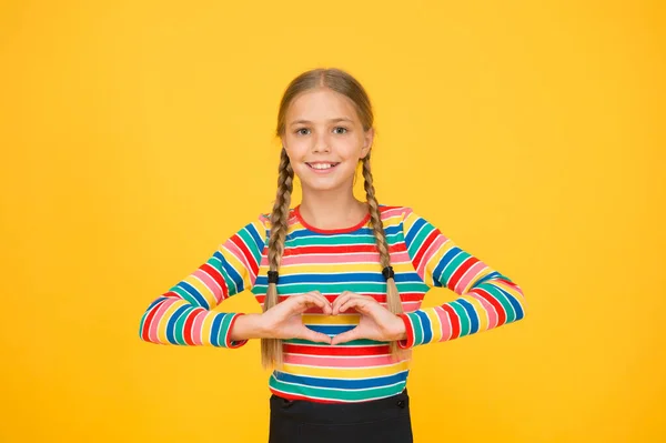 Ti amo con tutto il cuore. Ragazza felice condividere l'amore. Il piccolo bambino mostra il gesto del cuore. Buon San Valentino. Confessione d'amore. Innamorarsi — Foto Stock