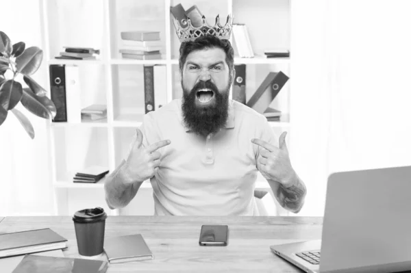 Respétame. Hombre arrogante jefe grosero con corona de oro sentarse en el cargo. Superioridad y confianza en sí mismo. Rey del cargo. Jefe serio en el lugar de trabajo. Jefe agresivo gritándote. Concepto despedido — Foto de Stock