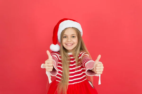 Mis mejores deseos. Chico alegre. El disfraz de niño santa cree en el milagro. Niña sobre fondo rojo. Feliz Navidad y feliz año nuevo. Fiesta de Navidad. Chica alegre que se divierte la víspera de Navidad —  Fotos de Stock