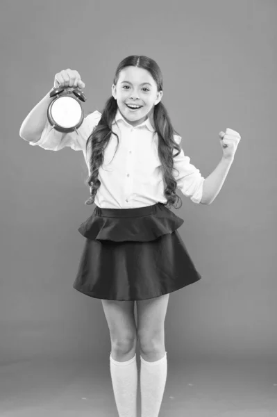 Lessons schedule. School time. daily routine schedule. schoolgirl and retro alarm clock. Children education. Knowledge day. time to go to school. Happy girl hold alarm clock counting for lunch time — Stock Photo, Image