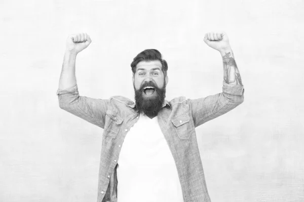 Felicidade e alegria. Hipster com barba e bigode expressão feliz. Brutal bonito hipster homem no fundo da parede cinza. Conceito de celebração. Homem barbudo estilo moderno hipster. Humor alegre — Fotografia de Stock