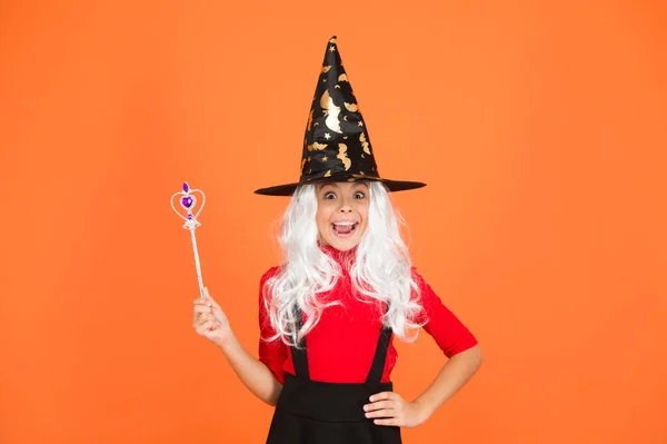 Adj mágiát az életedhez. A boszorkány varázsol. Kisgyerek boszorkány kalap. Csokit vagy csalunk. természetfeletti sármőr. Varázspálca. Boldog Halloweent! Hiszek a varázslatban. kislány halloween party — Stock Fotó