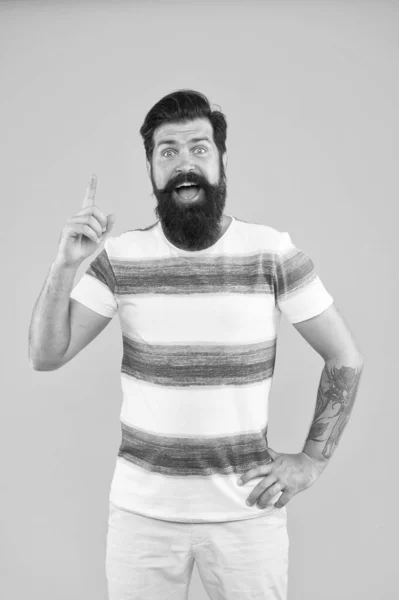 Férias. Homem hipster barbudo com bigode e barba longa no fundo amarelo. O tipo vestiu uma camisa às riscas nas férias de Verão. Conceito de barbearia. Estilo de verão. Marinheiro alegre. Junta-te à minha onda — Fotografia de Stock