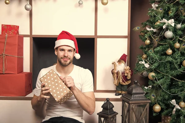 Hombre con caja de regalo en el árbol de Navidad — Foto de Stock