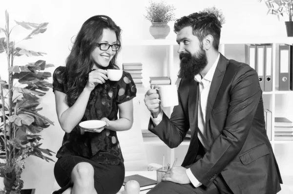 Rumores de escritório. Alguns colegas de trabalho relaxar coffee break. Compartilhe o café com o colega. A namoriscar colegas. Homem barbudo e mulher atraente. Homem e mulher conversam hora do café. Café de escritório — Fotografia de Stock