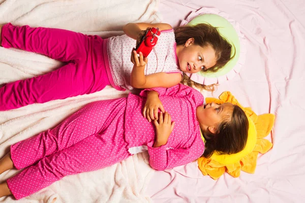 Παιδιά με φοβισμένα πρόσωπα κρατάνε ξυπνητήρι. — Φωτογραφία Αρχείου