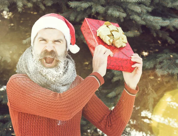 Boos santa man met cadeau — Stockfoto