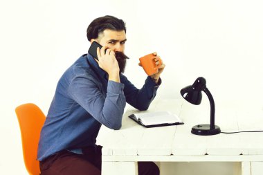 Sakallı, vahşi, beyaz, bıyıklı, ciddi bir hippi.