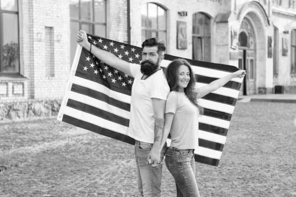 Festeggiamo insieme il giorno dell'indipendenza. Hipster e donna sexy con bandiera americana nel giorno dell'indipendenza. Coppia di famiglia felice che commemora l'anniversario d'indipendenza di nazioni. Felice giorno dell'indipendenza — Foto Stock