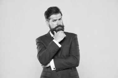 Başarının tadı. Kendine güvenen işadamı yakışıklı sakallı adam resmi takım elbiseli. Çünkü buna değersin. Başarılı yakışıklı hipster üst düzey yöneticisi. Berber dükkanı ve moda stilisti. Yakışıklı adam kavramı