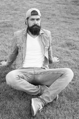 Sakallı cool hipster şık beyzbol şapkası giymek. Acımasız yakışıklı hipster adam yaz günü istirahat. Sakallı adam moda hipster tarzı. Guy modern kıyafet. Rahat ve rahat. Hipster yaşam tarzı