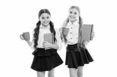 Birkaç dakika kendi kitaplarından mola almak. Küçük kız öğrenciler mola için süt ile çay içiyoruz. Küçük okul çocuklar yemek molası bardak tutuyor. Sevimli kızlar zevk okul mola