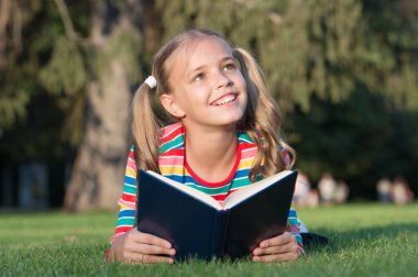 Sadece en iyi bilenler. Sevimli küçük çocuk bilgi için kitap okuyor. Bilgi toplama günü. 1 Eylül. Okumak bilgiyi artırır. Eğitim ve okur yazarlık