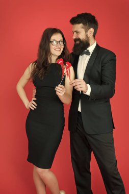 toplantı aşık iş çift. sevgililer günü kalp. iş toplantısında bayan ile sakallı işadamı. resmi çift. iş toplantısı. aşk tarihi. resmi partide smokin adam ve zarif kadın