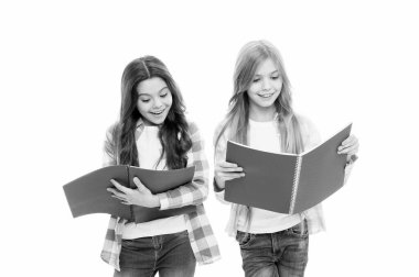 Pedler not tutmak için mükemmel. Renkli yazı pedleri ile sevimli küçük kızlar. Açık not defterleri tutan sevimli küçük okul çocukları. Bu pedler en iyisidir.