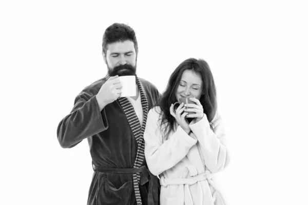 Couple profiter week-end paresseux et boire du café. Homme et femme portent des peignoirs tenir tasse de thé ou tasse de café. Concept de puissance de caféine. Avec le café matin a meilleur goût. Couple se détendre le matin avec du café — Photo