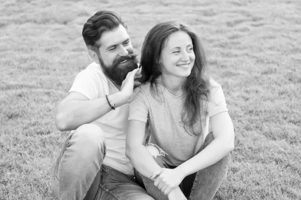 Nunca chato. verão relaxar no parque. fim de semana familiar. menina bonito e homem barbudo hipster na grama verde. casal de moda se divertindo juntos. casal apaixonado. Vida estudantil. amor e romance — Fotografia de Stock