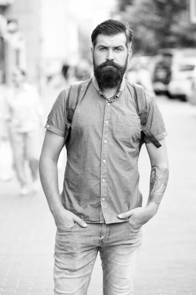 Bearded Man. Wees een avonturier. Zelfverzekerd brutale man lopen straat. Mannelijke haarkapper zorg. brutale Kaukasische hipster met snor. wandelavontuur. stedelijke stijl. Volwassen hipster met baard — Stockfoto