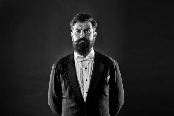 Klassieker nooit uit de trend. Herenkleding klassieke outfit. Bearded man met strikje. Goed gekleed en nauwgezet netjes. Hipster formele pak Tuxedo. Officiële gebeurtenis dresscode. Mannelijke mode. Klassieke stijl — Stockfoto