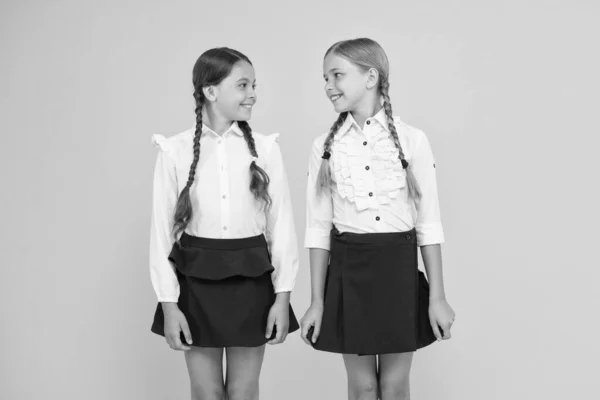 Klasskamrater ha kul i skolan. Vänner bedårande elever. Schoolgirls formell stil skoluniform. Lycklig barndom. Skolans utbildningskoncept. Utbildning är steg för steg process för att få kunskap — Stockfoto