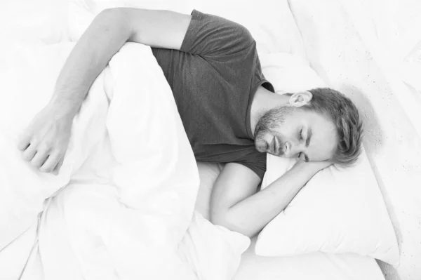 Einen Traum sehen. Sexy gutaussehender Mann schläft und träumt allein im Bett. Frühmorgentraum. Traumzeit genießen — Stockfoto