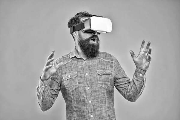 Virtuální realita je opravdu tady. Vousatý muž nosí sluchátka virtuální reality. Hipster zkoumat virtuální realitu žluté pozadí. Technologie virtuální reality a budoucnost. VR komunikace. Školení videa — Stock fotografie