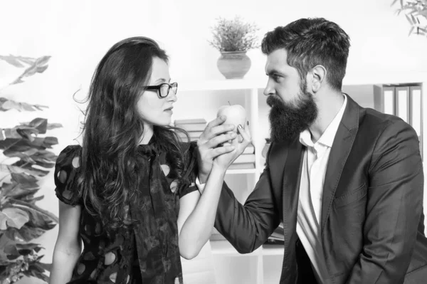 O melhor lanche de vitaminas. Homem barbudo e mulher sexy tomando lanche quebrar no escritório. Secretário sensual e chefe segurando lanche orgânico saudável. Lanche que lhe dá energia para trabalhar — Fotografia de Stock