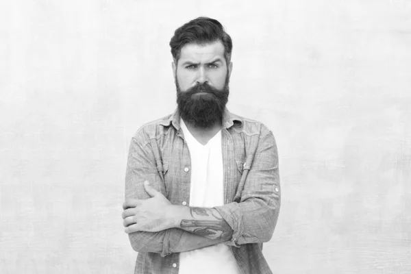 Kapsalon. Mannelijk Beauty concept. Goed verzorgde macho. Brutale knappe hipster man op grijze muur achtergrond. Bearded Man trendy hipster stijl. Hipster met baard en snor dragen denim overhemd — Stockfoto