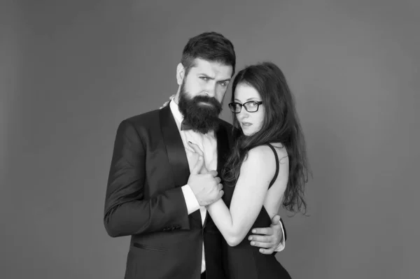 Sente o ritmo do coração. Vamos dançar esta noite. Casal elegante no amor abraço concurso dançando fundo vermelho. Felizes juntos. Homem de smoking e mulher vestido preto dançando na festa. Casal apaixonado dançando — Fotografia de Stock