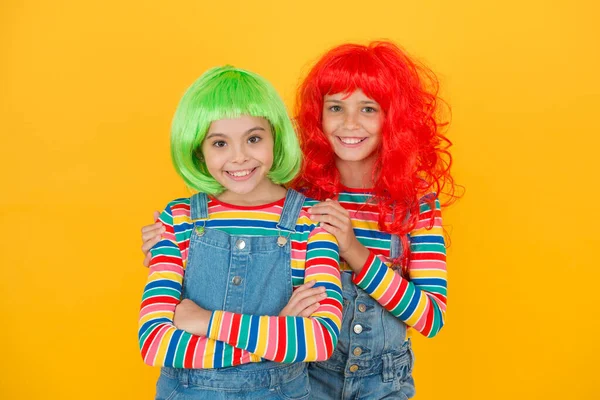 Glücklicher Familientag. glückliche Familie feiern zusammen. kleine Schwestern oder Geschwister gelben Hintergrund. Familienliebe und Vertrauen. Familienurlaub. Geburtstagsfeier. Feiertagsfeier — Stockfoto