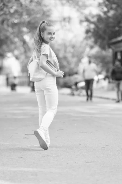 Ser henne allra bäst i denna snygga och bekväma slitage. Bedårande snygg tjej. Liten mode modell med snygg look. Litet sött barn med långt blont hår i snygga Modekläder — Stockfoto