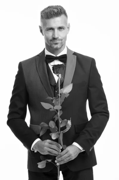 Valentinstag und Jubiläum. Partnervermittlungen. wie man romantisch sein kann. romantischer Gentleman. Mann reifen selbstbewussten Macho mit romantischer Gabe. schöner Kerl Rosenblüte romantisches Date. Perfektionistisches Konzept — Stockfoto