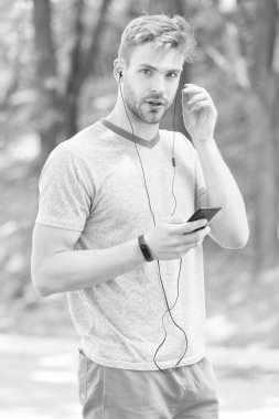 Bilek bandı aleti. Fitness izleyicisi ayarlayın. Fitness koçu. Atlet bak pedometre gadget. Akıllı saat ile sporcu eğitimi. Yararlı ayarlar. Atlet kontrol fitness izci doğa arka plan