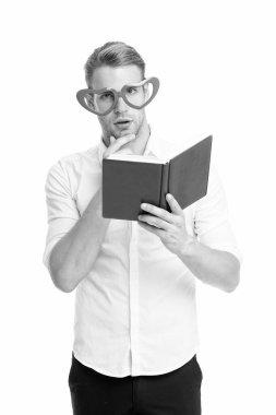 Kendini geliştirme edebiyatı. Ders notları olan üniversite öğrencisi. Öğretmen komik adam. Erkek öğrenci okuyor. Öğrenci yakışıklı çalışkan adam. Sevimli gözlükler takan kitap. Kitaplı adam. Çok çalış