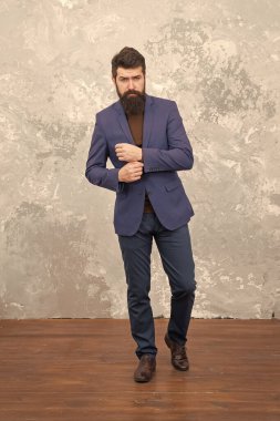 Harika bir tarzı var. Yakışıklı sakallı iş adamı lüks takım elbiseler giyer. Erkek giyim ve moda konsepti. Acımasız manken. İş adamları moda tarzında. Ofis için resmi kıyafetler