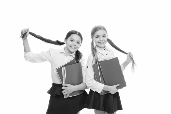 École privée. Filles avec des manuels scolaires fond blanc. On adore étudier. Étudier est amusant. Acheter livre pour le cours supplémentaire de l'école. Elèves portant des manuels scolaires dans les classes scolaires. Cours de langue pour jeunes — Photo