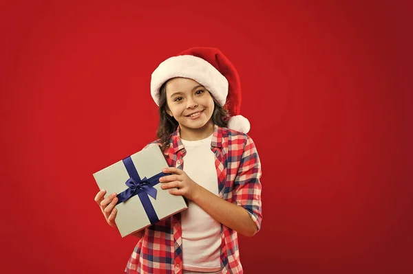 De Santa. Últimos preparativos. Felices fiestas de invierno. Niña pequeña. Fiesta de año nuevo. Chico Santa Claus. Compras de Navidad. Regalo para Navidad. Infancia. Niña niña en sombrero rojo de santa —  Fotos de Stock