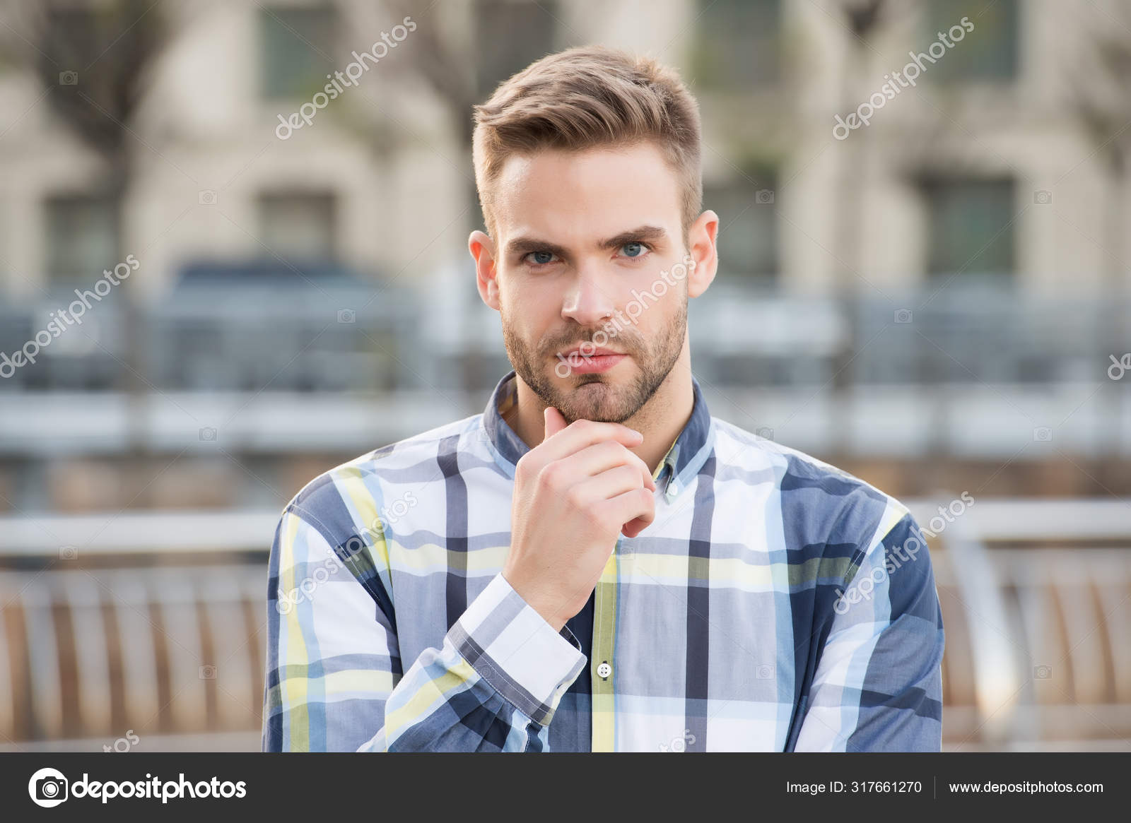 Recorte o Tipo sin afeitar tocar barba pelo al aire