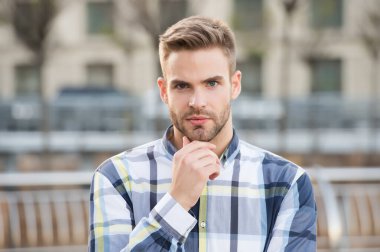 Tıraş ya da tıraş. Tıraşsız adam dışarıda sakal kılına dokunuyor. Yakışıklı adam sakal takıyor. Sakallı, şık bıyıklı ve sakallı bir adam. Erkekler kuaför salonu. Sakal bakımı. Berber Dükkanı