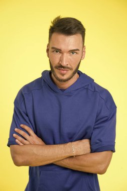 Güzel sakal. Adamın şık bir sakalı var. Berber dükkanından sonra erkek için şık bir sakal. Şık sakallı yakışıklı adam. Kendi tarzında mükemmel.