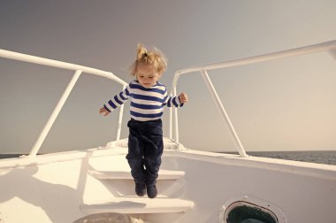 Boy denizci çizgili gömlek deniz yat dünya çapında seyahat. Küçük deniz yolcusu. Anılar birlikte son yaşam da yapılmış. Bebek çocuk tatil deniz yolcu gemisi tadını çıkarın. Çocuk denizci. Deniz gezen erkek denizci