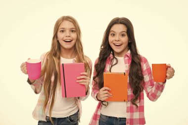En iyi dostlar. Kızlar bir fincan çay ve kitap tutarlar. Çocuklar için edebiyat. mutlu çocuklar beyaz izole. kardeşlik kavramı. çocukluk mutluluğu. Okulda eğlenceli zaman. Girlish en çok satanlar kitabı. güzel bir hikaye