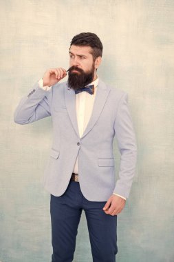 Takım elbise tarzı. Damat için moda trendleri. Düğün günü. Şık damat. Çarpıcı, çıtır takım elbisesiyle ifade verdi. Stilist moda uzmanı. Damat sakallı hippi açık mavi smokin ve papyon giyer.