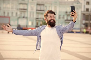 Merhaba Dünya. Selfie fotoğrafı çeken adam. Çevrimiçi görüntülü arama akışı. Mobil internet. Turist yakalamak blog için mutlu an. Hipster cep telefonu blogger. Blog çevrimiçi içerik. Kişisel blog
