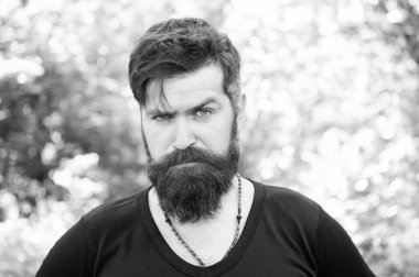 Sakallı hipster. Yaz manzarasında acımasız hipster. Moda hipster tarzı açık sakallı adam. Kalın sakallı ve şık saç kesimi ile Kafkas hipster