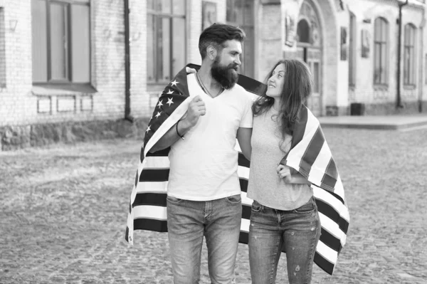 Visumaanvragers. Paar verliefd krijgen visa van Verenigde Staten. Bearded man en sensuele vrouw dragen USA vlag op Independence Day. Visum aanvragen voor Amerikaans staatsburgerschap. Visum of reisvergunning — Stockfoto