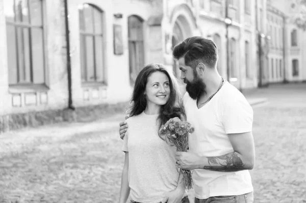 Feeling of love. Man bearded hipster hugs woman. couple in love. Bearded hipster fall in love. valentines day concept. love and romance. Couple on romantic date lovers with flowers. Romantic date — Stock Photo, Image