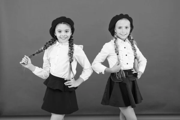 Gyermekek gyönyörű lányok hosszú fonott haj. Díszes stílus. Kislányok a zsinórra készen áll az iskolába. Iskolai divat koncepció. Iskolai barátság. Ugyanazon a hullám. Iskoláslányok viselnek formális iskola egységes — Stock Fotó